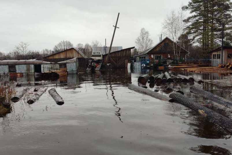 Мост обрушился в одном из посёлков в Хабаровском крае, затоплены дома и дороги (ФОТО)