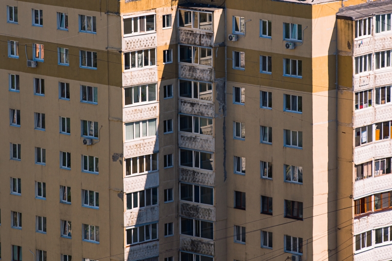 "Вычищают под ноль": расчистку территории устроили в жилом районе Владивостока