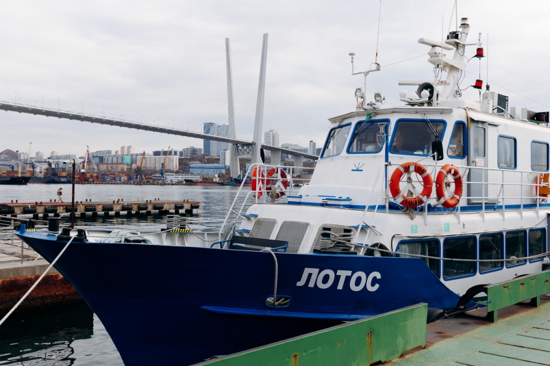 Во Владивостоке из-за поломки теплоход "Лотос" встал на якорь у острова Попова