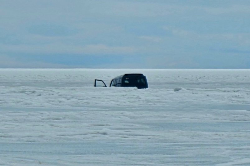 В Бурятии машина второй день торчит из мёрзлой воды Энхалука