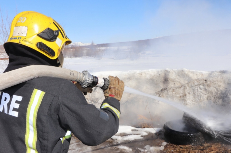 В Магадане на Гороховом поле прошли учения по тушению природного пожара