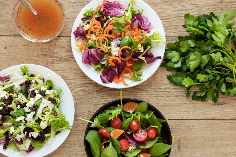 Эта подборка рецептов легких салатов сделает ваш пикник в мае мегакрутым