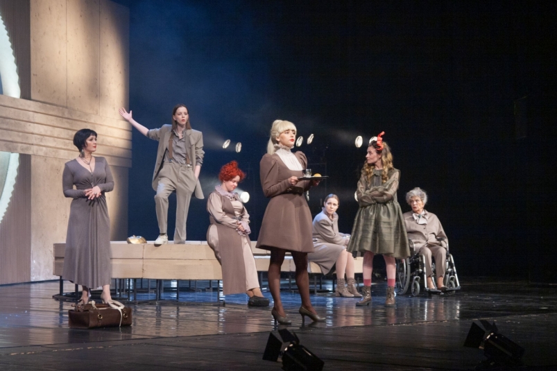 Спектакль “8 любящих женщин” прошел в Хабаровске в рамках программы “Большие гастроли”