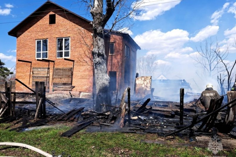 Плохо натянутый электрокабель привел к пожару, огнем уничтожены дом и гараж в ЕАО
