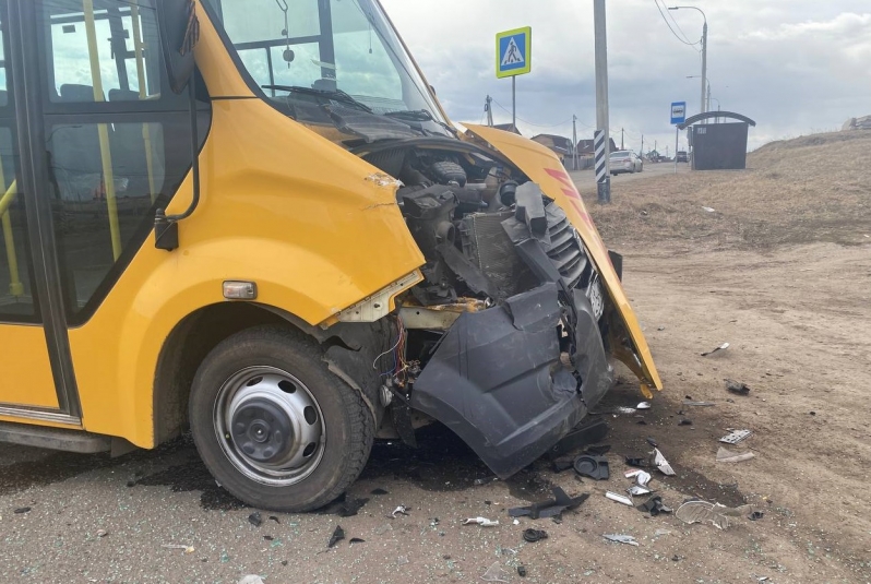 Школьный автобус попал в ДТП в Иркутском районе