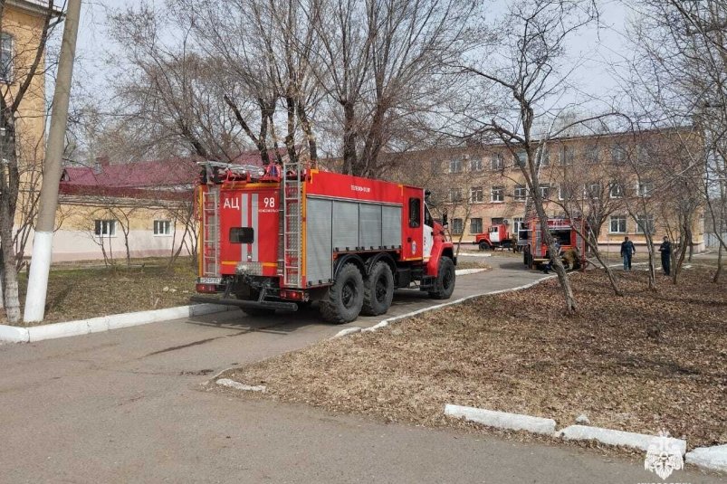 Комсомольские пожарные отработали тактику тушения пожара в больнице во время учений