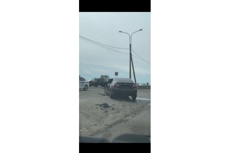 Иномарка разнесла капот после жесткого столкновения в Ленинском округе Иркутска