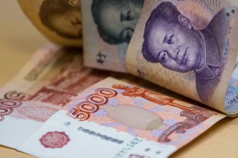 Очереди китайских бизнесменов скопились в провинциальных банках у границы с Россией