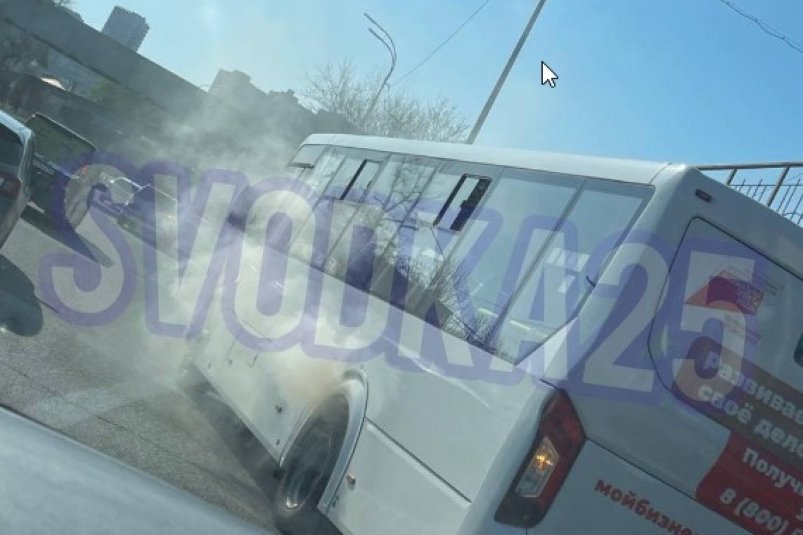 Автобус с пассажирами загорелся на Чуркине во Владивостоке - подробности