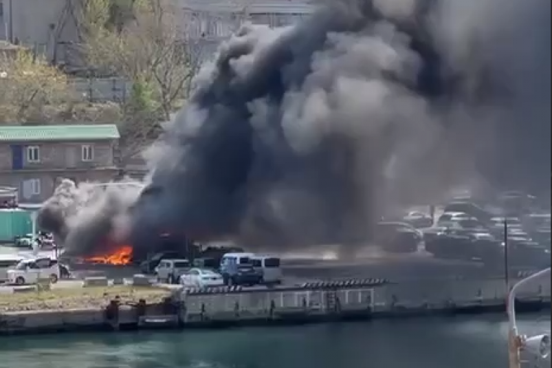 Жесткий пожар в районе таможенного поста с машинами во Владивостоке 