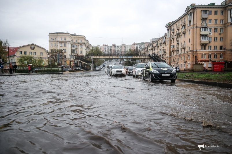 Снова затопило: дождь превратил в озеро площадь Луговую во Владивостоке