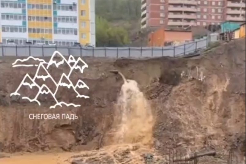 В дома 3,5 тысячи жителей Владивостока после аварии на стройплощадке вернулась вода