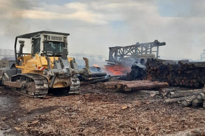 Загорелся пункт переработки лесоматериалов в Братске