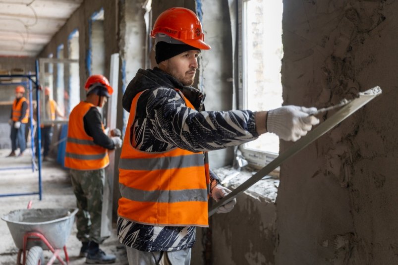 На стройках детсадов и школ во Владивостоке не хватает рабочих