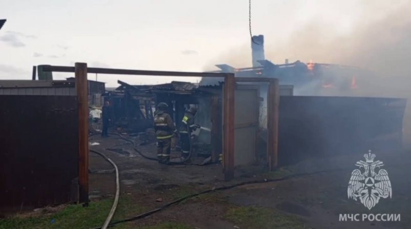 Жилой дом, магазин и баня пострадали от пожара в Хомутове Иркутской области
