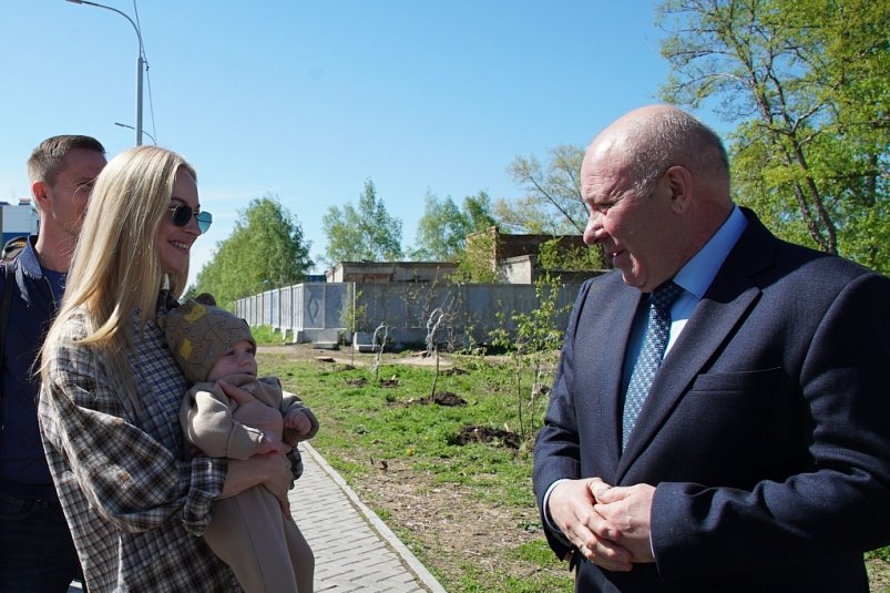 Мэр Хабаровска принял участие в акции "Подари ребёнку дерево"
