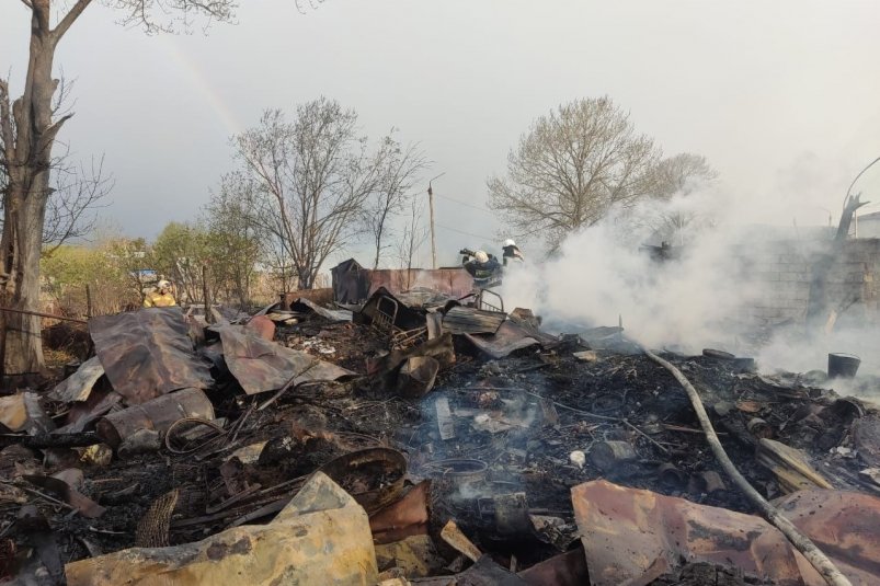 Масштабный пожар в Поронайском районе уничтожил 43 постройки
