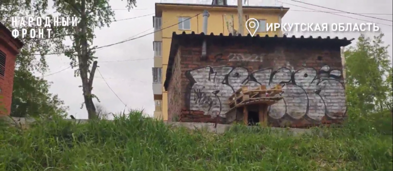 Еще одну будку для бродячих собак обнаружили у детсада в Ленинском округе Иркутска