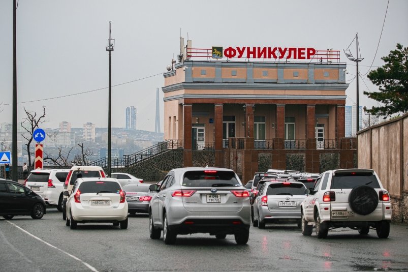 Объезжают по встречке: ДТП перекрыло движение в центре Владивостока - видео