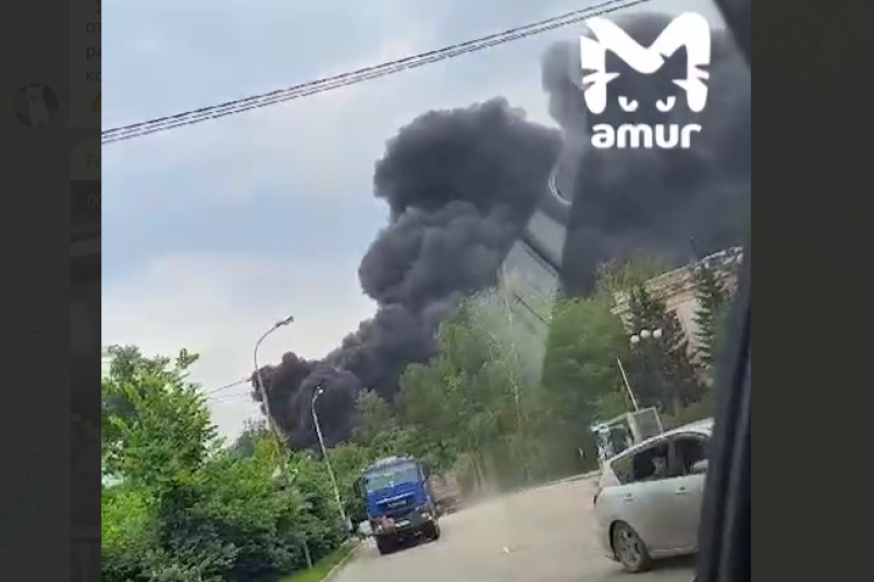 Склад со стройматериалами горит в Хабаровске