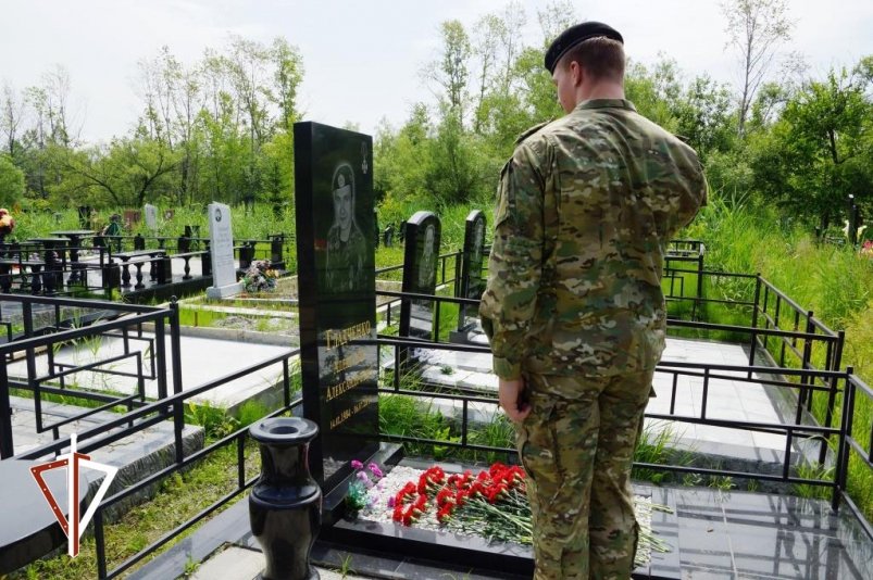 В Хабаровске росгвардейцы почтили память офицера ОМОН Александра Гладченко