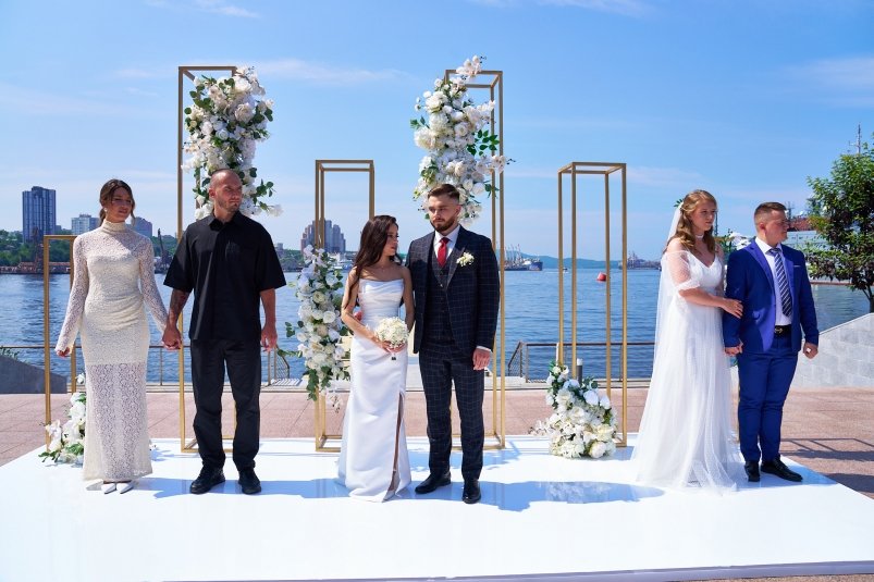 Во Владивостоке в День города провели тройную церемонию бракосочетания
