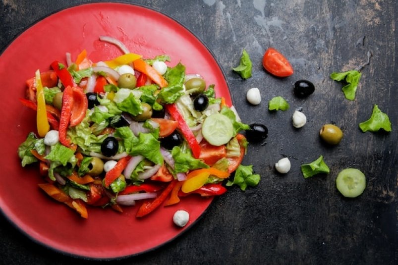 Легкие и полезные салаты, которые заменят целый обед: топ-3 блюда на каждый день