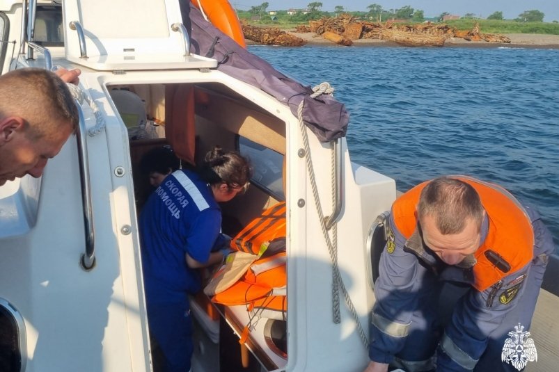 Для спасения больной женщины на острове Рейнеке понадобилась помощь спасателей
