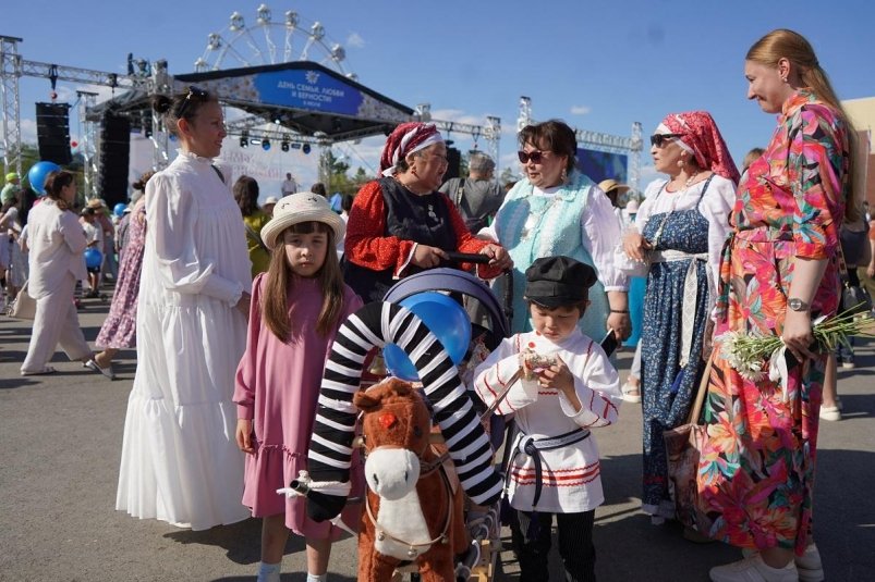 Около 2 тысяч жителей Якутска участвовали в шествии-параде в День семьи, любви и верности