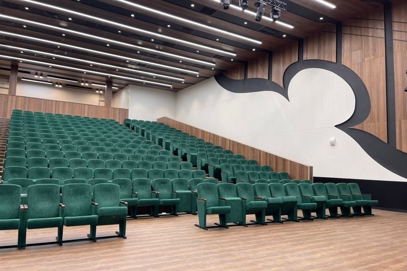 В СахГУ состоялось первое мероприятие после ремонта концертного зала