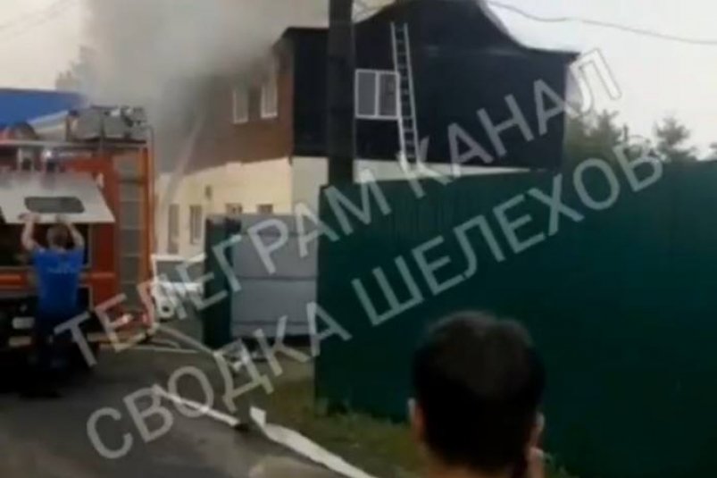 В селе Смоленщина Иркутского района жилой дом загорелся из-за удара молнии