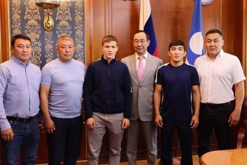 Глава Якутии встретился с юниорами-победителями первенства Европы по вольной борьбе