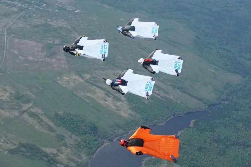 В небе над Красноярском 28 июля пролетят спортсмены-парашютисты
