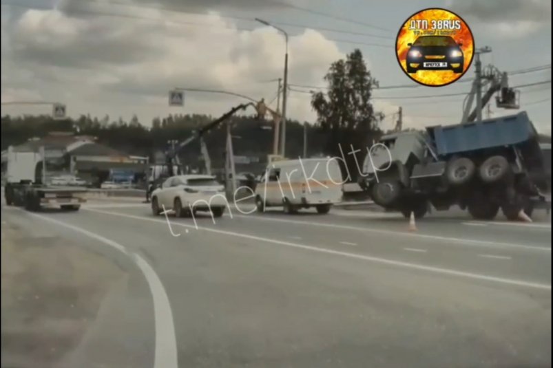 КАМАЗ перевернулся и столкнулся с машиной дорожников на подъезде к Иркутску