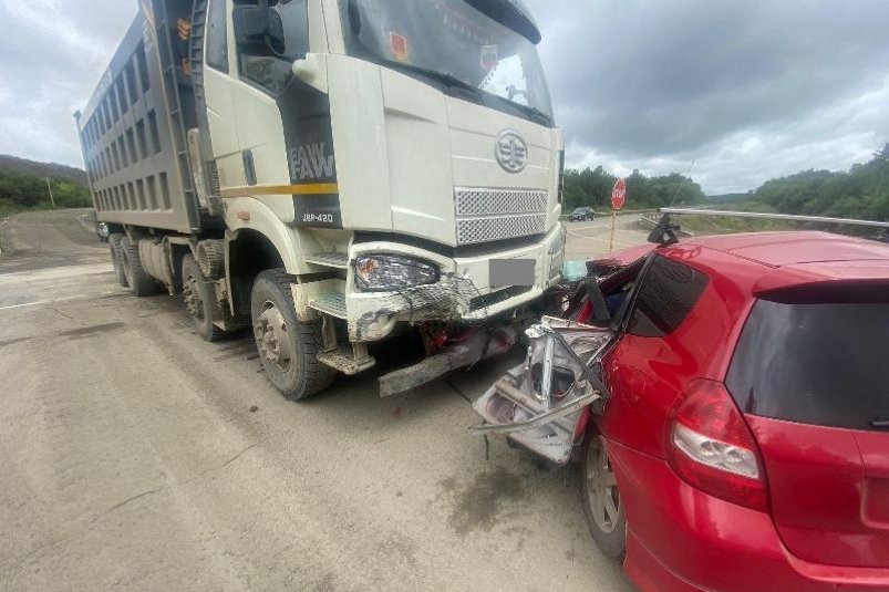 Самосвал врезался в легковушку на трассе в ЕАО: пострадали три человека 