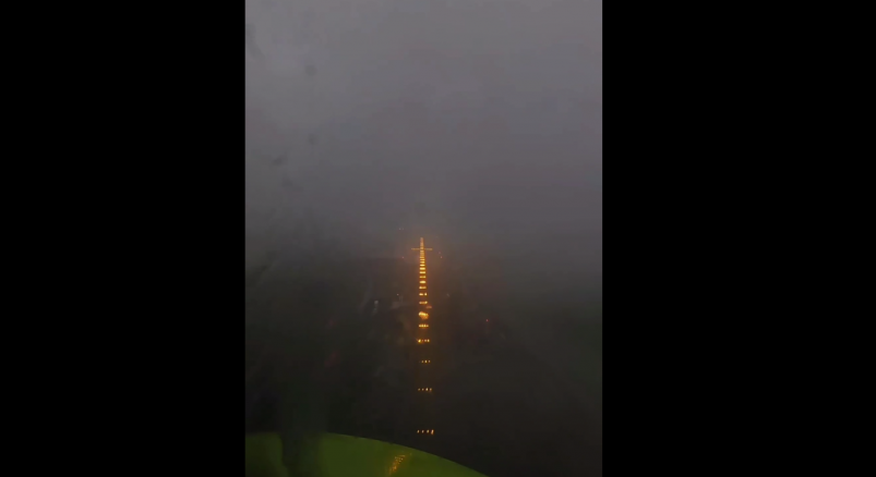 В сети появилось видео посадки самолета во время дождя в Иркутске