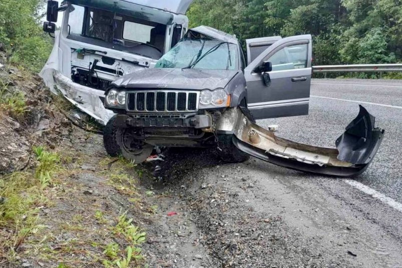 Пассажирка внедорожника погибла в жестком ДТП с большегрузом на дороге 