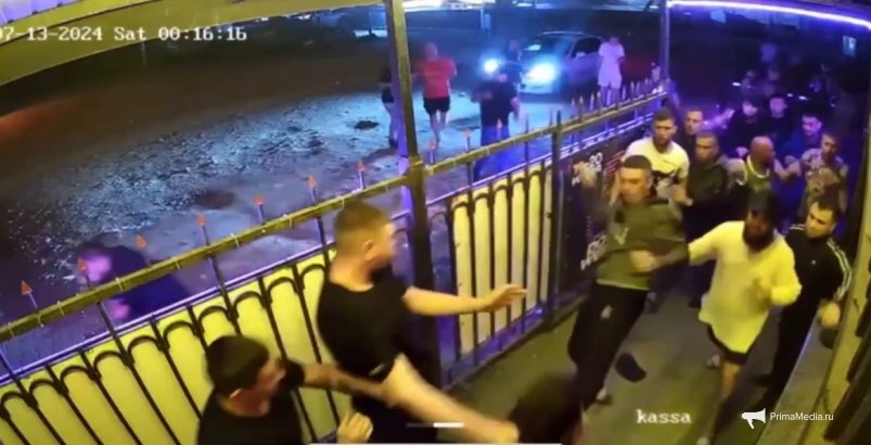Толпа вооруженных мужчин с боем и стрельбой прорвалась в ночной клуб в Приморье