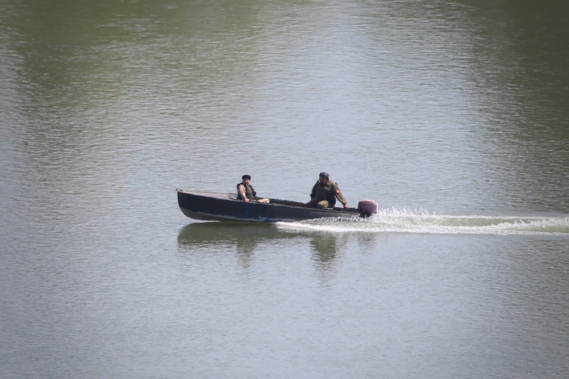 Пассажиры моторной лодки упали в воду, ребенка удалось спасти, мужчина утонул