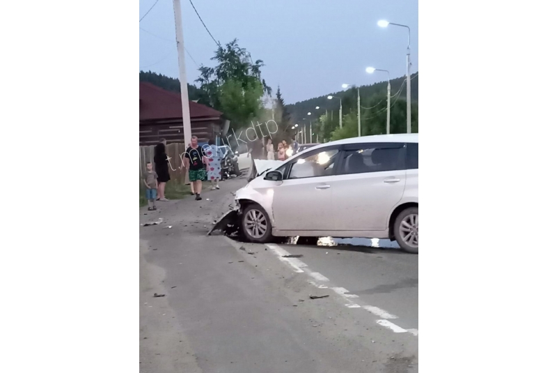 Жесткое ДТП с легковушками произошло в Шелеховском районе