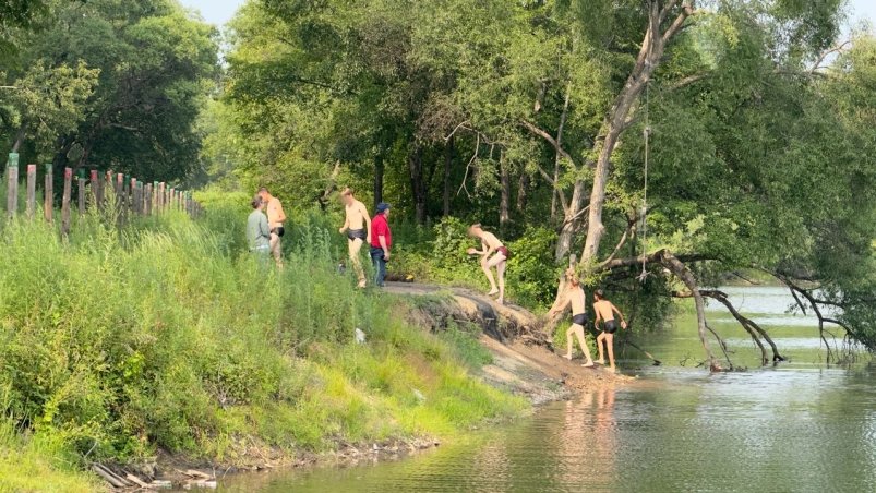 Опасный досуг: без присмотра взрослых продолжают купаться дети в водоемах Биробиджана