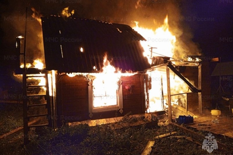 В Усть-Илимске мужчина спалил садовый дом, плеснув в печь бензином