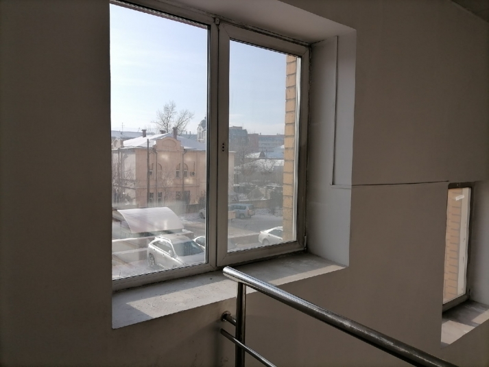 Следователи проверяют факт падения 3-летней девочки из окна жилого дома в Якутске