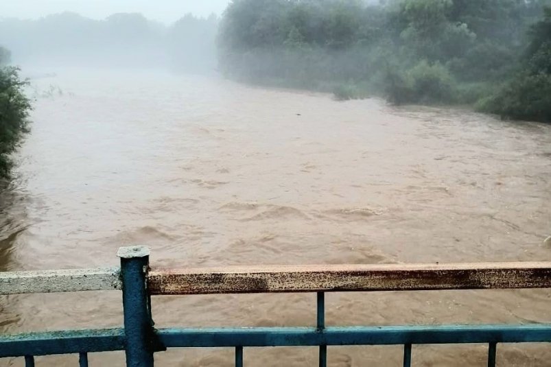 Сильные дожди разрушили два моста в Приморье
