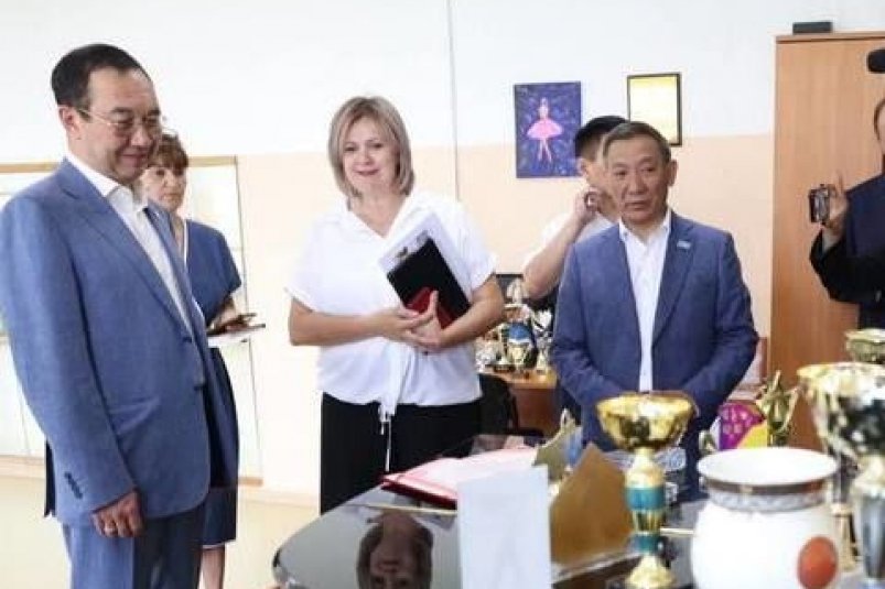 Глава Якутии посетил Детскую школу искусств в Жатае