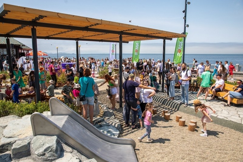 Во Владивостоке открылась новая детская площадка на набережной Спортивной гавани