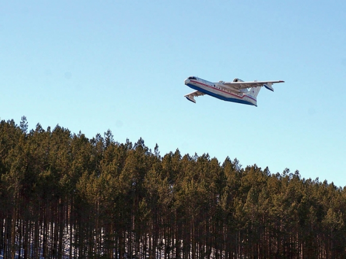 Самолеты-амфибии вылетели на защиту якутского села Быракан от лесного пожара