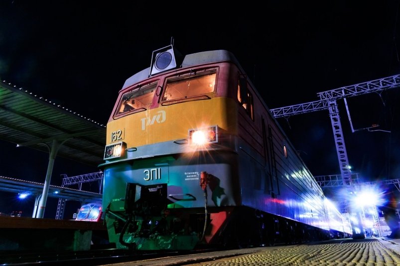 Мужчина ночью попал под грузовой поезд во Владивостоке