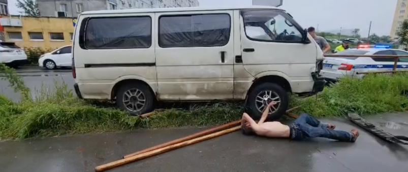 "Тело лежит, тачка всмятку": жесткая авария в крупном районе Владивостока - видео