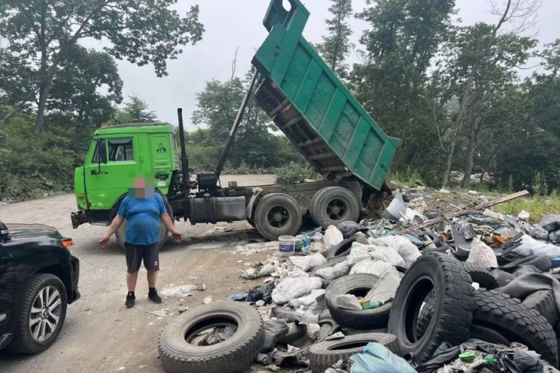 Во Владивостоке пойман нарушитель, сбрасывающий мусор в лесу